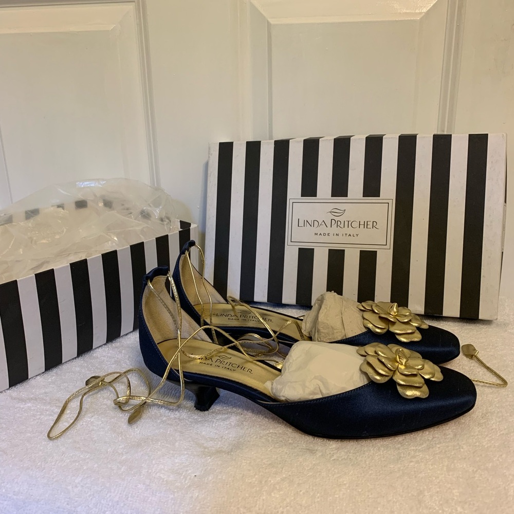 Linda Pritcher New, blue silk shoes, heels, size 38, gold flower, laceup strap